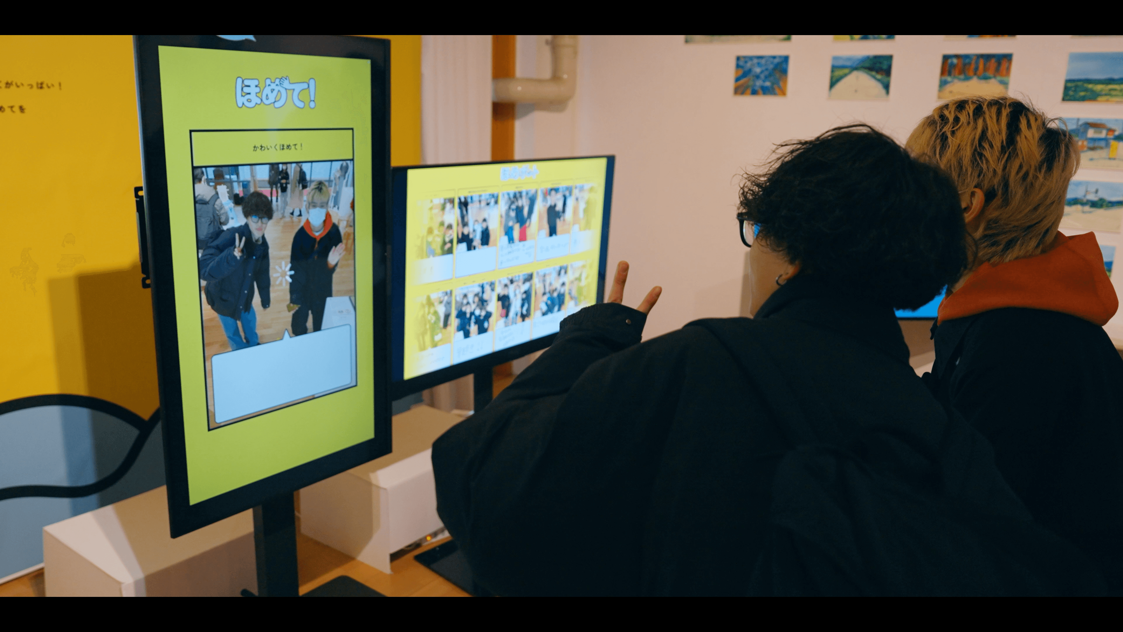 来場者がスタンドに設置されたiPhone SEカメラで撮影している様子