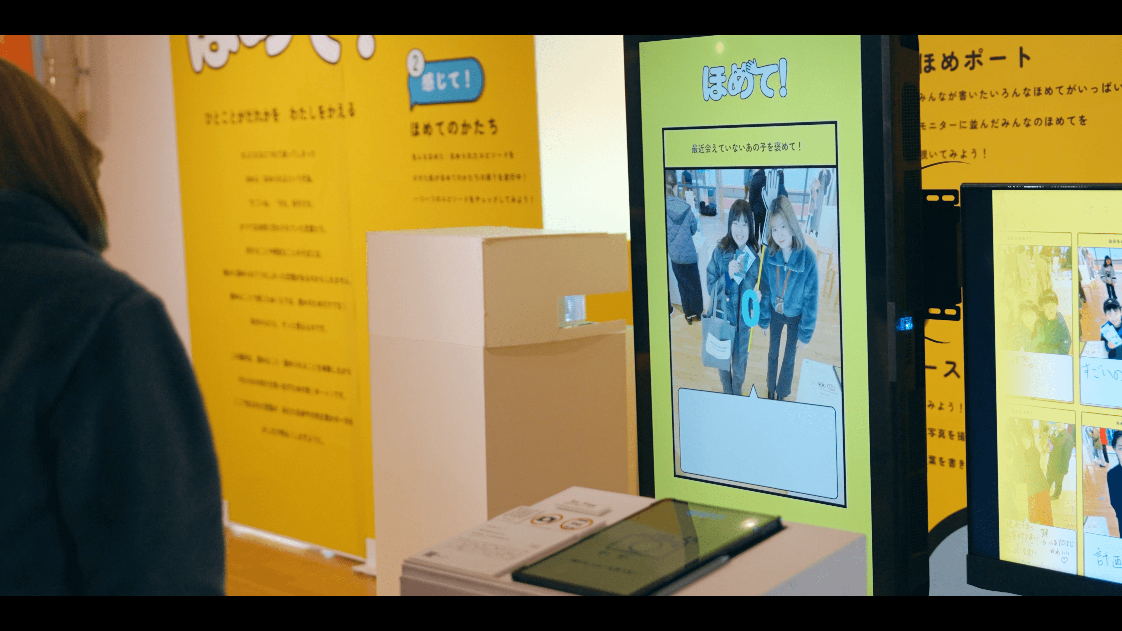 来場者がスタンドに設置されたiPhone SEカメラで撮影している様子